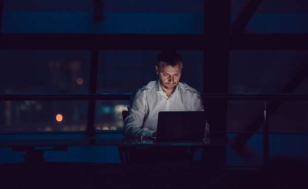 איש עובד במשרד בלילה. אילוסטרציה (צילום: Freeman Studio, shutterstock)