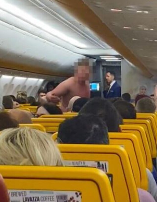 גבר בלי חולצה במטוס (צילום: טיק טוק)