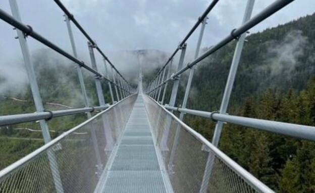 הגשר התלוי הארוך בעולם (צילום: ona.wie, אינסטגרם)