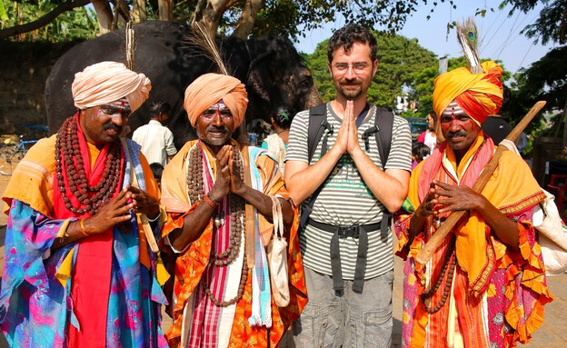 תייר עם מקומיים בהודו -  (צילום: kagemusha, shutterstock)