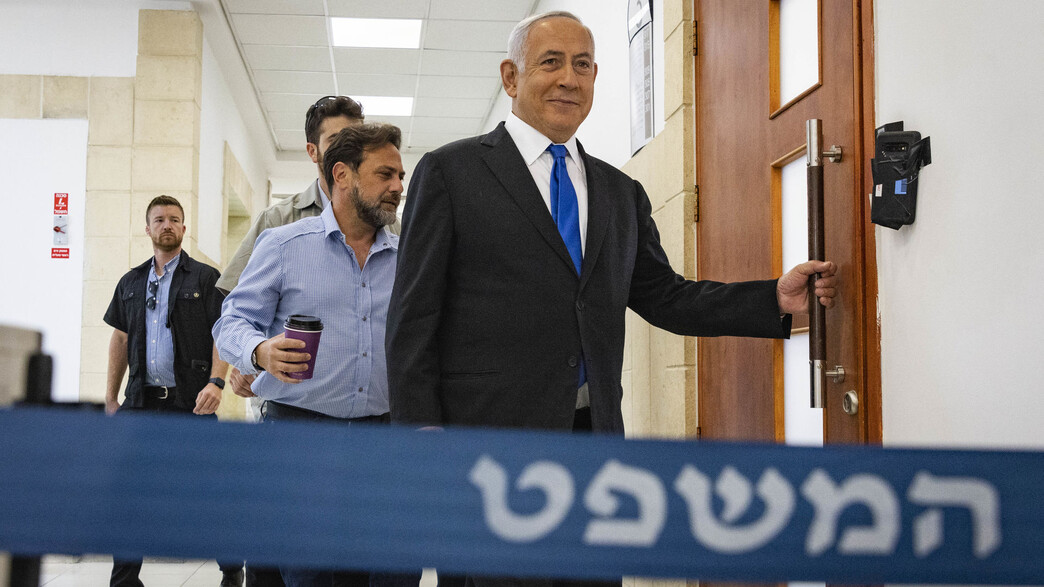 בנימין נתניהו בכניסה לאולם בית המשפט בנימין נתניהו בכניסה לאולם בית המשפט