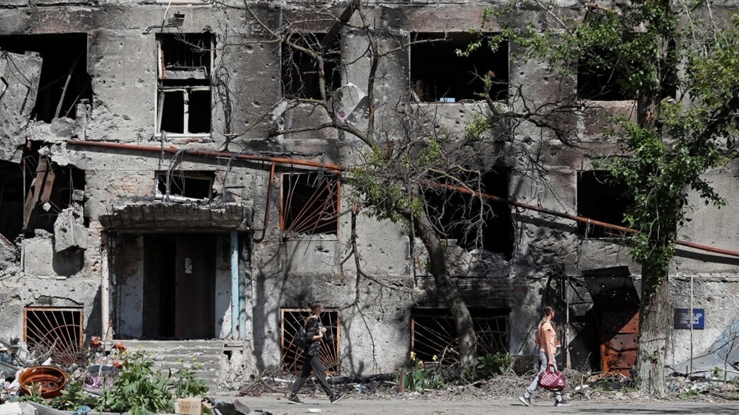 תושבי מריאופול חוזרים הביתה להריסות תושבי מריאופול חוזרים הביתה להריסות