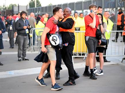 עימותים קשים בין אוהדי ליברפול לכוחות האבטחה (GETTY)