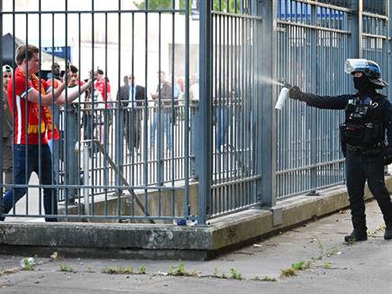גז פלפל רוסס על חלק מהאוהדים האנגלים (GETTY)