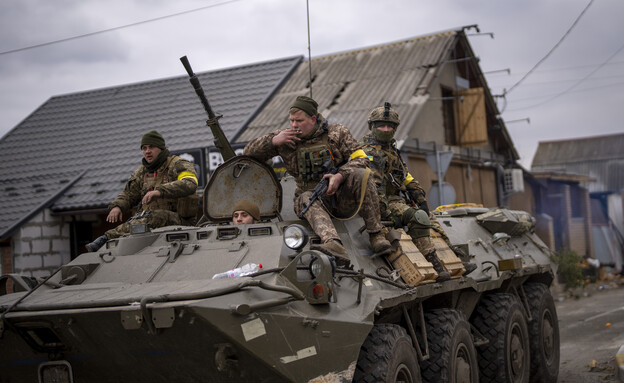 חיילים אוקראינים נוסעים על רכב צבאי משוריין  (צילום: ap)