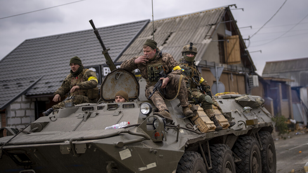 חיילים אוקראינים נוסעים על רכב צבאי משוריין חיילים אוקראינים נוסעים על רכב צבאי משוריין
