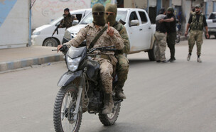 חמושים על אופנוע בסוריה (צילום: BAKR ALKASEM/AFP/GettyImages)