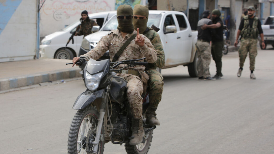 חמושים על אופנוע בסוריה (צילום: BAKR ALKASEM/AFP/GettyImages)