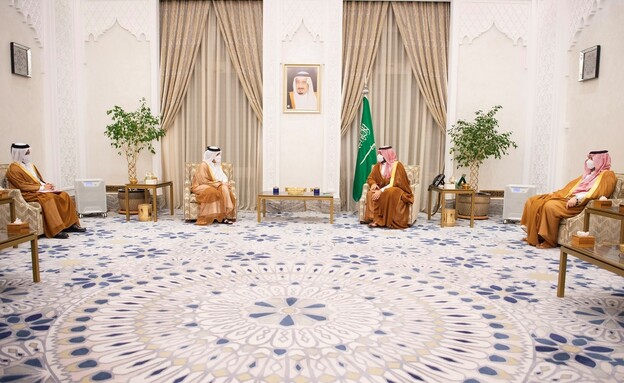 מוחמד בן סלמאן נפגש עם שר החוץ הקטרי בארמון בניאום (צילום: רויטרס)