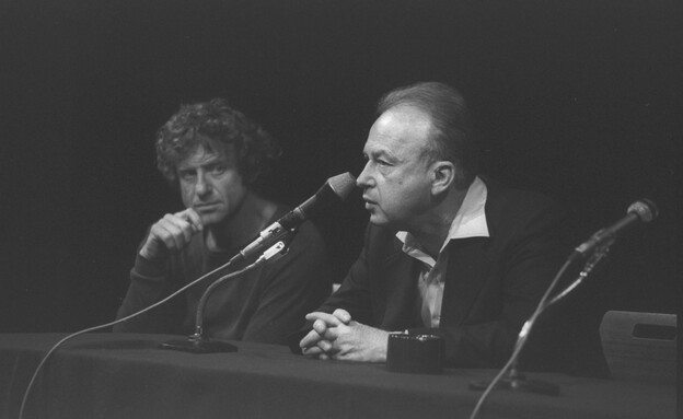 ראש הממשלה יצחק רבין ואורי זוהר  (צילום: SAAR YAACOV, לשכת העיתונות הממשלתית)