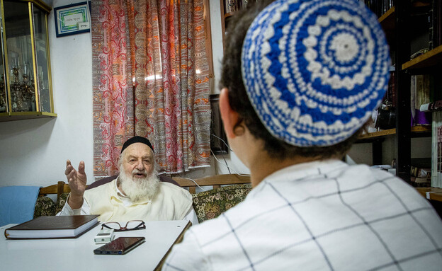 הרב אורי זוהר זצ"ל בביתו וילד (צילום: אורן בן חקון, פלאש 90)
