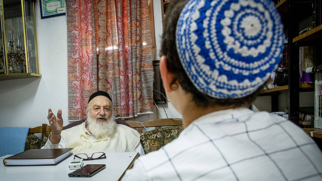 הרב אורי זוהר זצ"ל בביתו וילד הרב אורי זוהר זצ"ל בביתו וילד