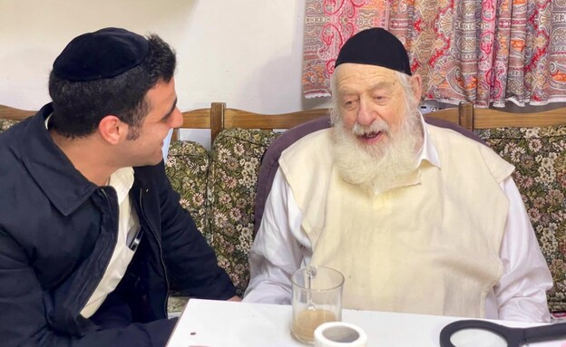 הרב אורי זוהר זצ"ל עם העיתונאי ישי כהן