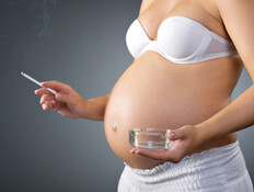 אישה בהריון מעשנת (צילום: gehringj, Istock)