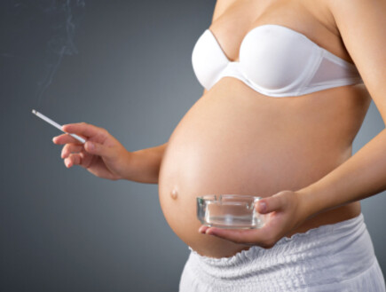 אישה בהריון מעשנת (צילום: gehringj, Istock)