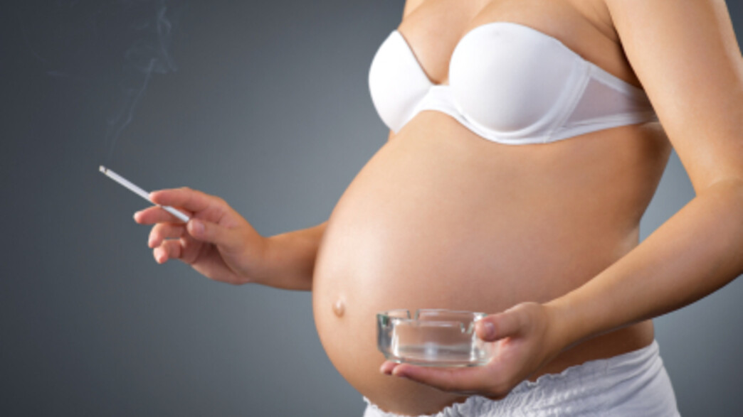 אישה בהריון מעשנת