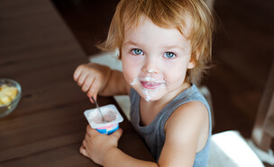 ילד אוכל יוגורט (אילוסטרציה: By Dafna A.meron, shutterstock)