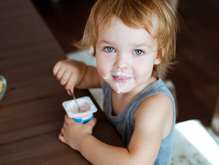 ילד אוכל יוגורט (אילוסטרציה: By Dafna A.meron, shutterstock)