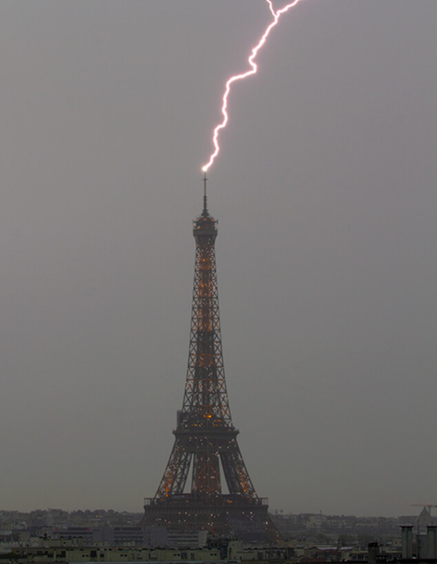 ברק מכה במגדל אייפל (צילום: Kulik Bertrand)