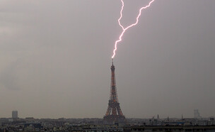ברק מכה במגדל אייפל (צילום: Kulik Bertrand)