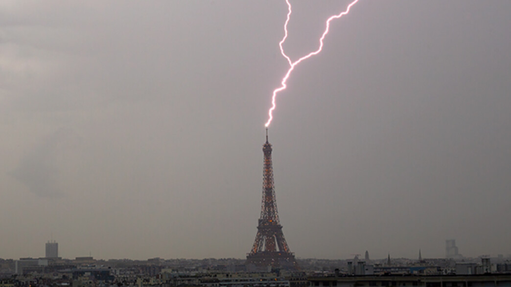 ברק מכה במגדל אייפל