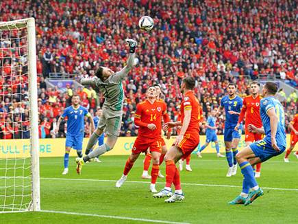 מטווח בעיטות משני הצדדים (GETTY)