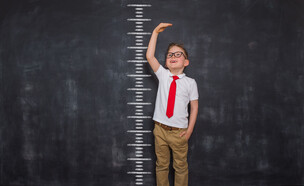 ילד מודד גובה (צילום: 123RF‏)