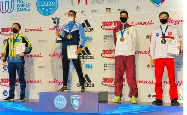 עמר אסאדי על הפודיום לאחר שזכה באליפות העולם (צילום: באדיבות המשפחה)