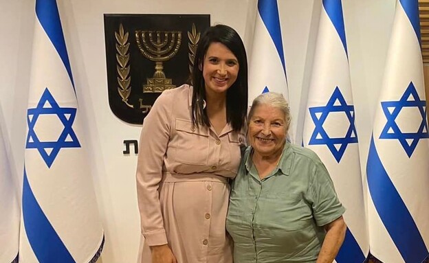 חברת הכנסת שירלי פינטו וסבתה הנעדרת (צילום: פייסבוק)