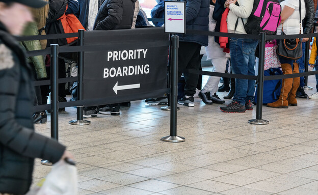 Quick turn at airport (Photo: Lubo Ivanko, shutterstock)