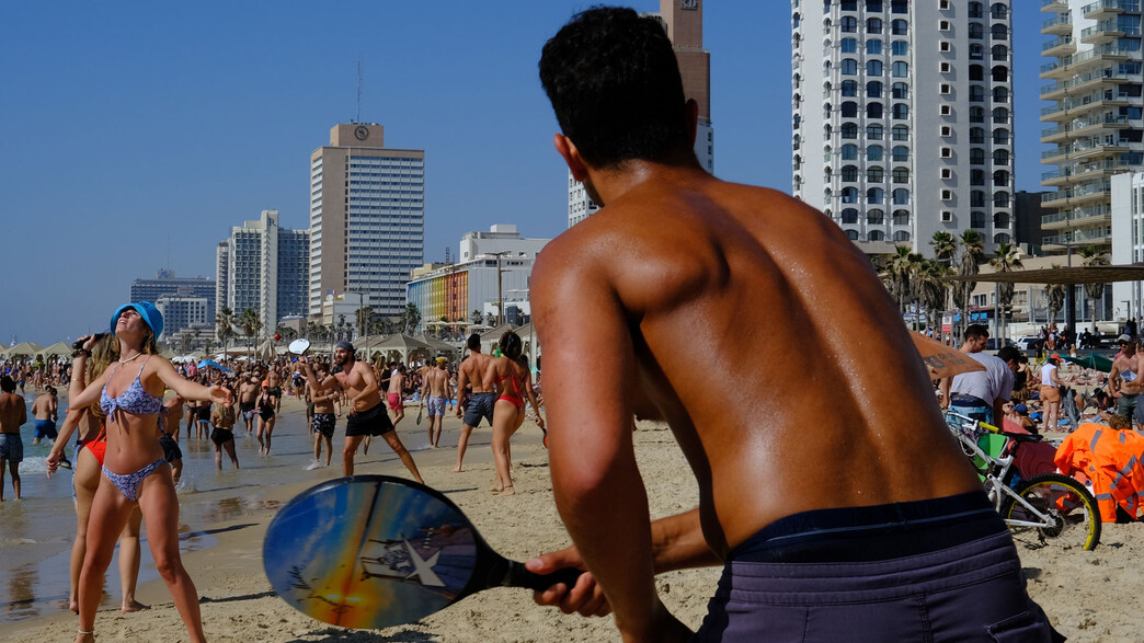 גבר משחק במטקות על החוף בתל אביב גבר משחק במטקות על החוף בתל אביב