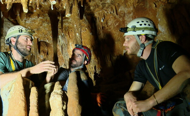 אורי איזק במערת נטיפים בעפרה (צילום: חדשות 12)