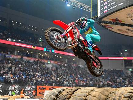 מחכה לכם בקיץ. סופר אינדורו (עומרי גוטמן)