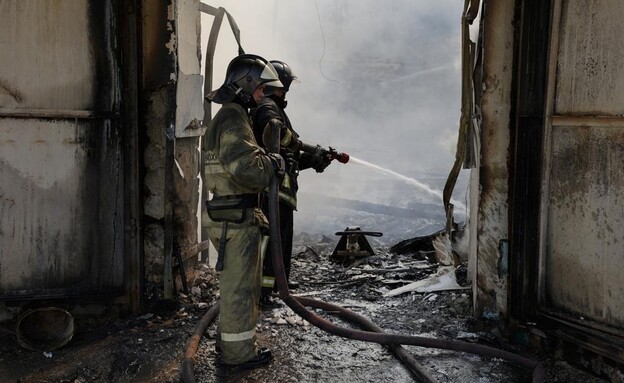 כוחות הצלה במזרח אוקראינה (צילום: ap)