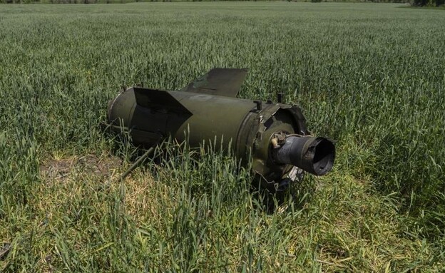 פגז בשדה חיטה במזרח אוקראינה (צילום: ap)
