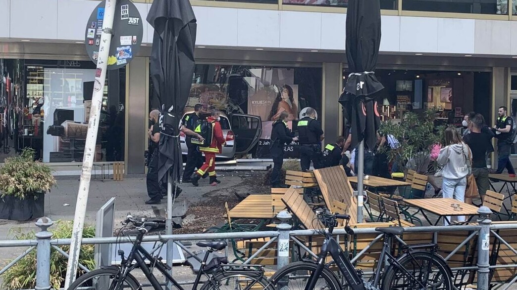 רכב נכנס בחנות בברלין