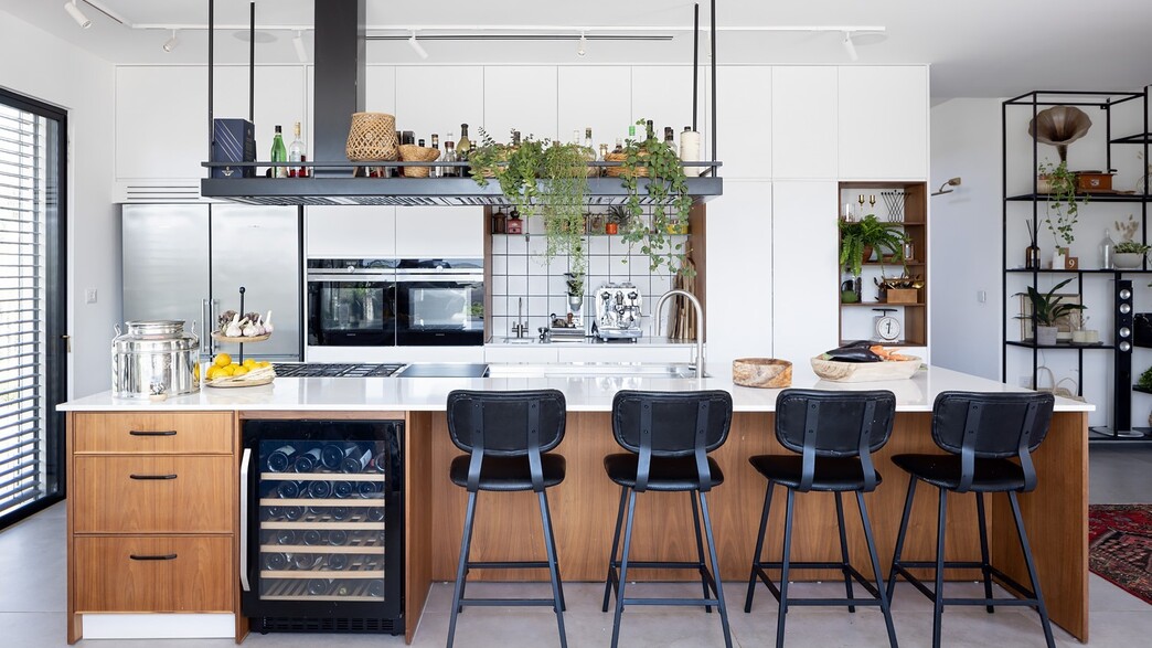 תלייה מעל אי, עצוב ינון בן דוד תלייה מעל אי, עצוב ינון בן דוד