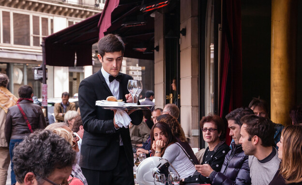 Waiter Restaurant Paris (Photo: Elena Dijour, shutterstock)