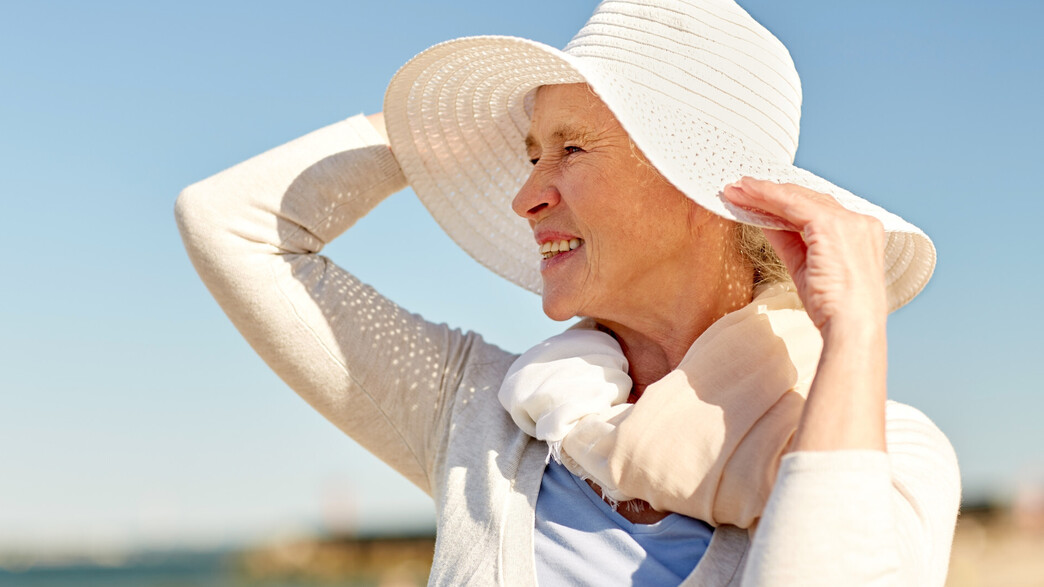 אישה עם כובע בים אישה עם כובע בים