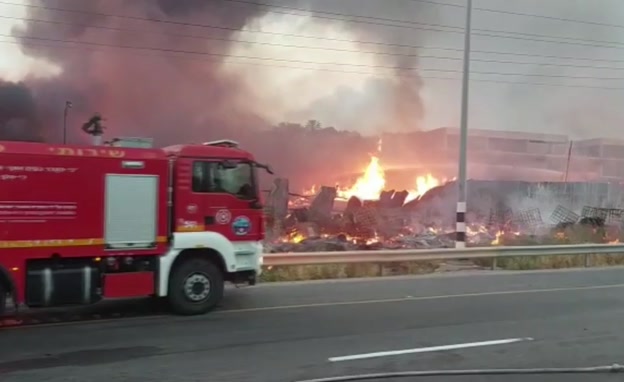 השרפה ליד כביש 65 שהביאה לחסימת הכביש (צילום: חדשות)