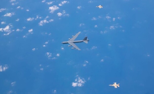 מטוסי קרב ישראליים מלווים מפציצי B52 של ארה"ב (צילום: דובר צה"ל)