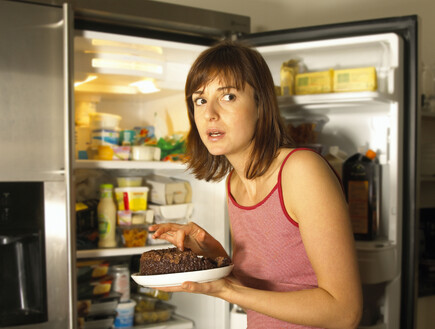 אישה אוכלת מהמקרר (צילום: אימג'בנק / Thinkstock)