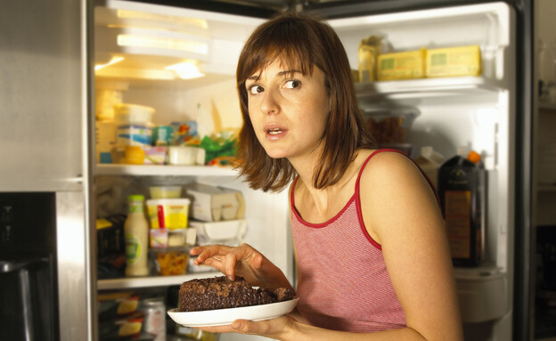 אישה אוכלת מהמקרר (צילום: אימג'בנק / Thinkstock)