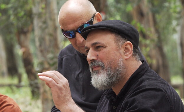 גולן אזולאי והבמאי אורי ברבש (צילום: חדשות 12)