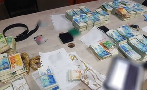 הכסף שנתפס בדירה באשקלון (צילום: דוברות המשטרה)