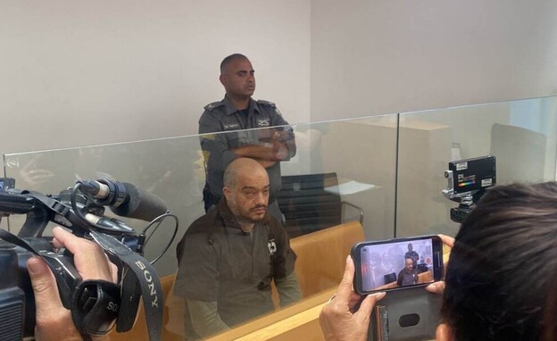 הנאשם לבין התומכים היהודים של הקרבן כץ (צילום: מעיין ברבי, TPS)