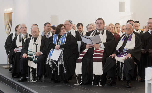 הרב וולטר הומולקה בטקס של הקהילה הרפורמית בגרמניה (צילום: getty images)