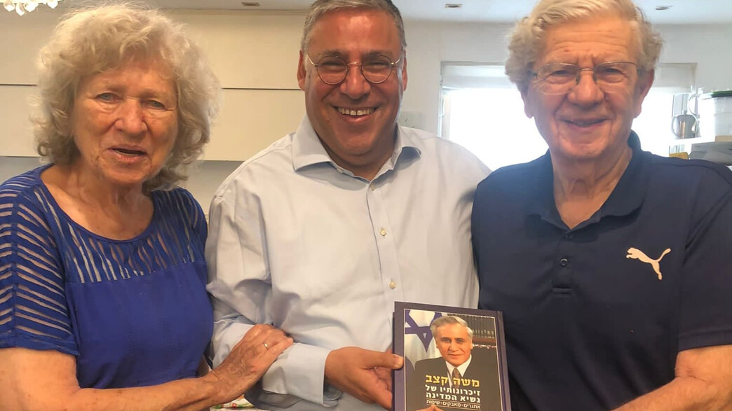 פרופ' אהרן ברק מקבל את הספר של משה קצב