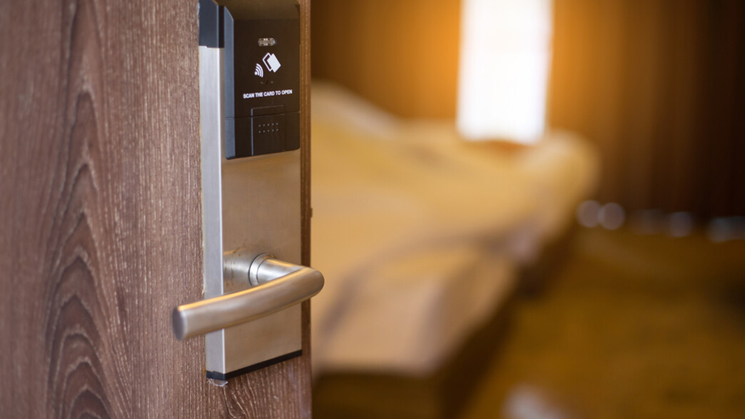 דלת של חדר מלון (צילום: Nares Soumsomboon, Shutterstock)