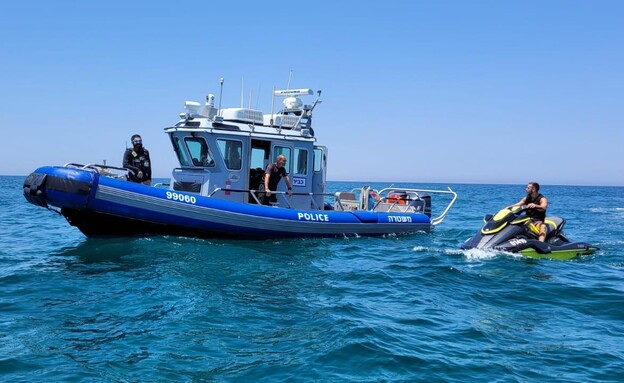 ספינה משטרתית בודקת כלי שיט  (צילום: רשות הטבע והגנים)